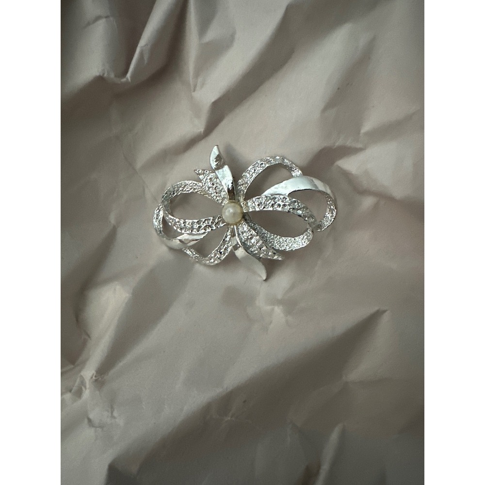 Vintage Gerrys Silver Tone Bow Brooch Faux Pearl Textured Ribbon Pin Jewelry